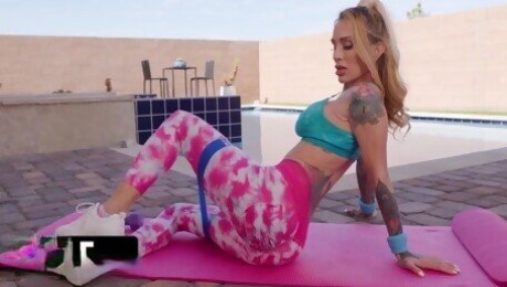 Big Assed Milf Instructor Spreads Her Long Legs And Ends Her Sweaty Workout With Protein Shot