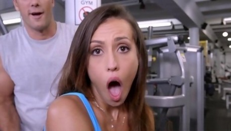 Kelsi Monroe does exercises too hot and turns on the fucker at the GYM